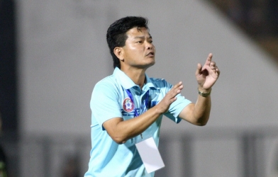 HLV Nam Định ủng hộ án phạt dành cho học trò