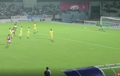 VIDEO: HAGL suýt ôm hận trước cú sút như 'trút giận' của người cũ