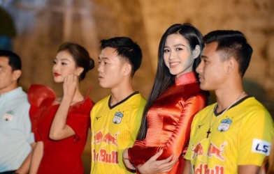 Cầu thủ HAGL múa cồng chiêng với dàn Hoa hậu Việt Nam