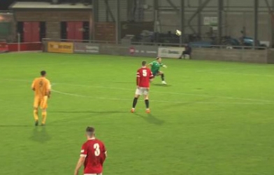 VIDEO: Ngỡ ngàng siêu phẩm đánh đầu ghi bàn từ hơn giữa sân