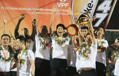 VIDEO CỰC CHẤT: Hà Nội FC ăn mừng vô địch Cúp Quốc gia trên xe