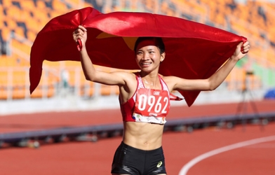 VĐV điền kinh Nguyễn Thị Oanh nhận giải VĐV tiêu biểu toàn quốc 2019