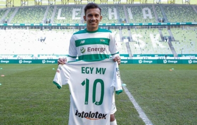 Báo Indo: 'Muốn ra sân, Văn Hậu nên học Messi của chúng tôi'