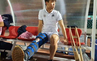Duy Mạnh trấn an NHM sau khi gặp chấn thương
