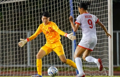 VIDEO: Thủ môn tuyển nữ Việt Nam bị đối thủ sút vào mặt dù hết giờ