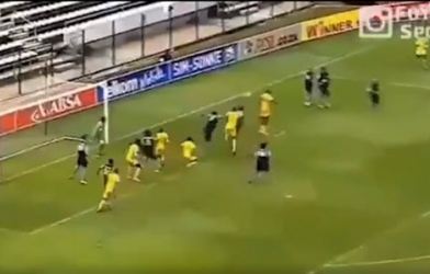 VIDEO: Tình huống lộn xộn trong vòng cấm và cái kết đẹp mắt bất ngờ