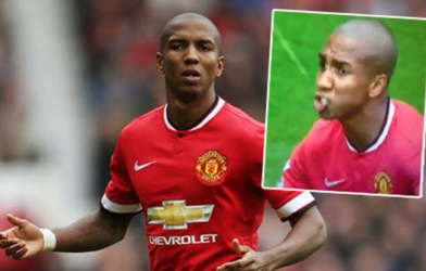 VIDEO: Đắng lòng các cầu thủ bị động vật 'tấn công' trên sân