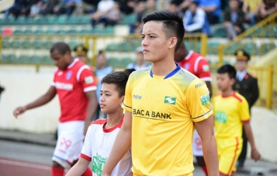 Mặt sân Vinh quá xấu làm SLNA mất thêm hai trụ cột