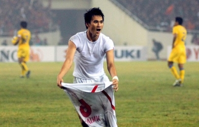 VIDEO: Vỡ òa với cú đánh đầu ngược lịch sử của Công Vinh trước Thái Lan