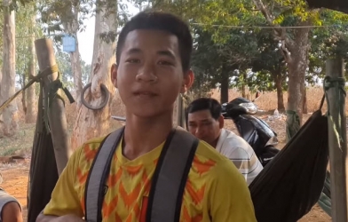 VIDEO: Xúc động cậu bé đạp xe gần 200km tới HAGL thử việc nhưng bị từ chối