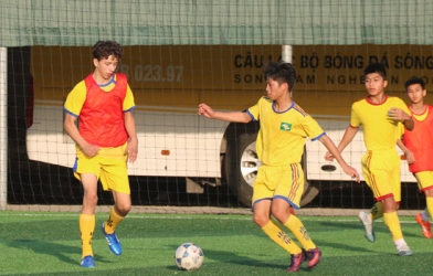 VIDEO: Tài năng trẻ Việt kiều về nước tập luyện cùng U13 SLNA