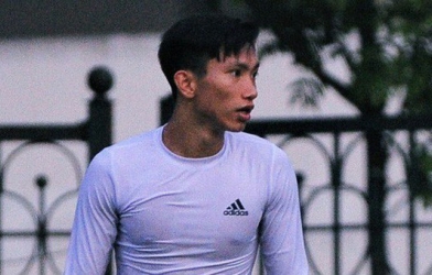 VIDEO: Văn Hậu vừa tập vừa lo giữ khoảng cách với đồng đội