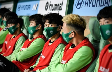 Cầu thủ Hàn Quốc đeo khẩu trang, đá trận mở màn K-League