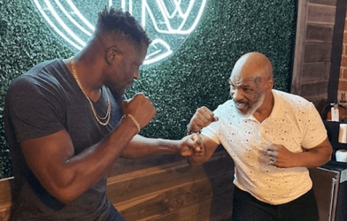 VIDEO: Mike Tyson 'truyền bí kíp' cho ngôi sao UFC