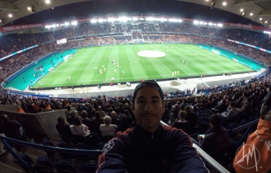 Cổ động viên MU bị đâm nguy kịch ngay tại Paris