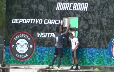 Hài hước: Cầu thủ tự thay đổi bảng tỷ số sau khi ghi bàn