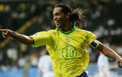 VIDEO: Ronaldinho lập hat-trick ở môn bóng đá bãi biển
