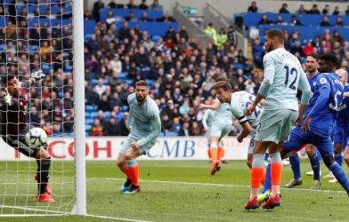 VIDEO: Azpilicueta ghi bàn cho Chelsea trong tư thế việt vị