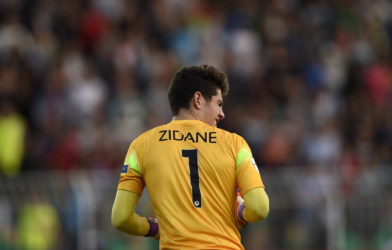 VIDEO: Pha bắt bóng thảm họa của con trai Zidane