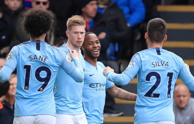 Sterling lập cú đúp, Man City tạm thời vượt qua Liverpool