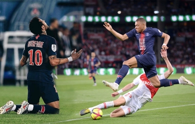 Vô địch Ligue 1, dàn sao PSG 'quẩy' tung phòng thay đồ 