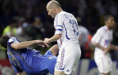 VIDEO: Những màn kung-fu 'rùng rợn' trên sân bóng