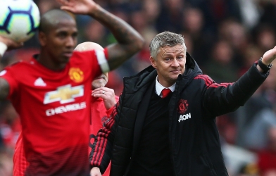 Gary Neville: 'Nhìn MU không hề giống một đội bóng'