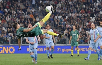 Ronaldo phô diễn kĩ năng trong trận đấu từ thiện tại Turin
