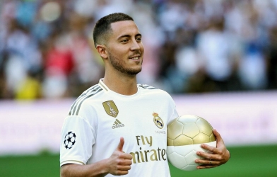 Hazard hôn lên logo Real Madrid trước 50.000 cổ động viên