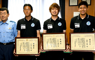 3 cầu thủ Nhật Bản bắt cướp theo cách có 1 không 2