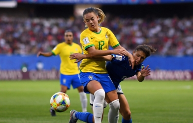 Xuất sắc đánh bại Italia, Brazil vượt qua vòng bảng World Cup