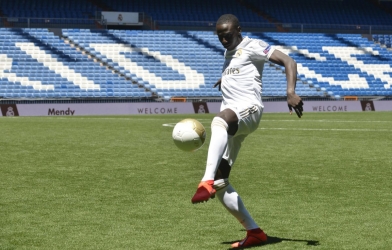 VIDEO: Tân binh Real tâng bóng lỗi trong ngày ra mắt Bernabeu