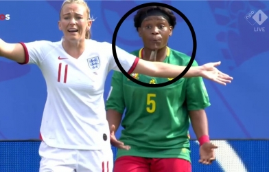 Cầu thủ Cameroon nhổ nước bọt vào cầu thủ Anh tại World Cup