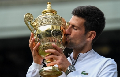 Djokovic hạ gục Federer trong trận chung kết Wimbledon kinh điển và điên rồ