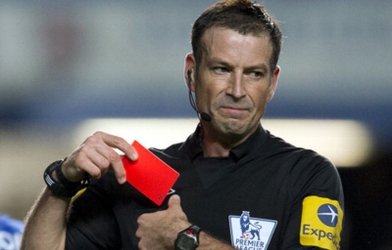 Trọng tài Ngoại hạng Anh dính bê bối khó tin ở Trung Quốc