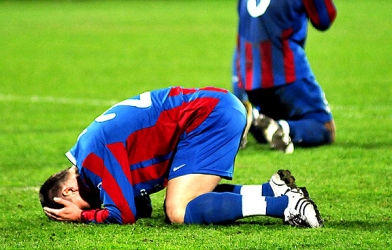 VIDEO: Cầu thủ phản lưới nhà 'như một trò đùa' trên chấm penalty