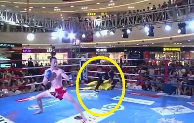 'Bản sao Lý Tiểu Long' bị đá ngất xỉu trong 6 giây dù được chấp binh khí