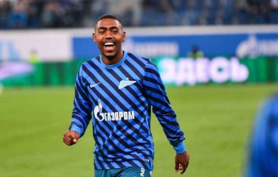 VIDEO: Cựu sao Barca sút trúng trọng tài và cái kết quá hài hước