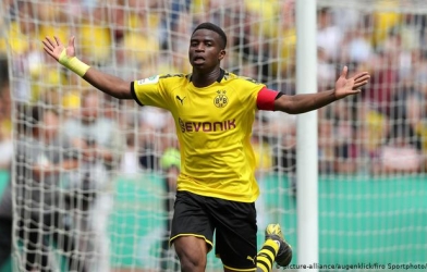 Cầu thủ 14 tuổi gây sốc khi ghi 6 bàn trận ra mắt U19 Dortmund