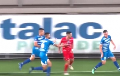 VIDEO: Cầu thủ chạy 'bán sống bán chết' sau khi ghi bàn vì lý do hy hữu