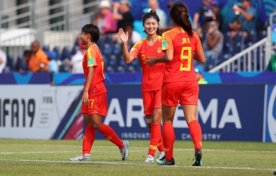 Nữ cầu thủ xinh đẹp Trung Quốc bị đuổi khỏi đội vì... tô son