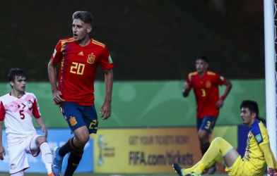 VIDEO: Vô tư chuyền về, cầu thủ U17 tự biến mình thành trò đùa