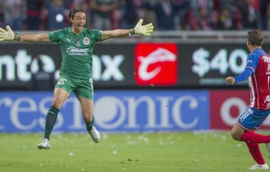 VIDEO: Thủ môn sút xa hơn 90 mét, ghi 'bàn thắng thế kỷ'