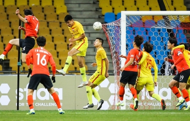 CĐV Trung Quốc 'cạn lời' với những pha xử lý nghiệp dư của ĐTQG