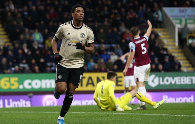 Trừng phạt Burnley, MU hâm nóng cuộc đua top 4