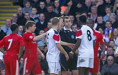 VIDEO: Pogba nhận thẻ đỏ sau khi sút penalty đánh lừa thủ môn