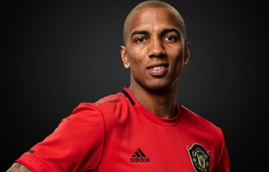 Young xác nhận rời MU, chuẩn bị tái hợp Lukaku 