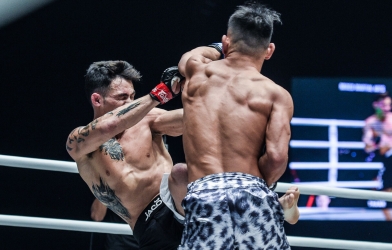 VIDEO: Thành Lê ra đòn búa tạ, giành hat-trick thắng knock-out