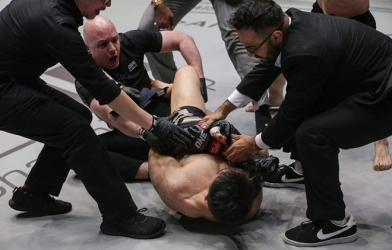 VIDEO: Thua knock-out, võ sĩ Trung Quốc đánh luôn trọng tài