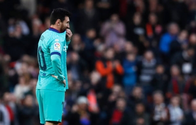 Messi mờ nhạt, Barca vỡ vụn tại hang Dơi